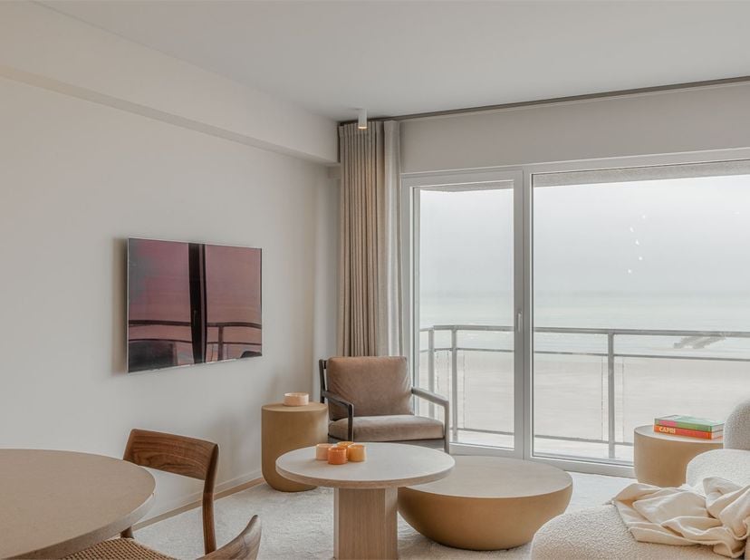 IDEALIS VASTGOED - Uiterst aangenaam, volledig gerenoveerd én gemeubeld appartement, gelegen op een prachtige locatie op de zeedijk in Duinbergen met