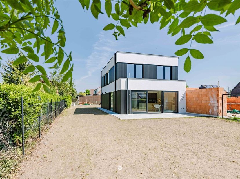 MEERDONK - Op zoek naar een moderne nieuwbouwwoning met hoogwaardige afwerking op ruim perceel? Dan is deze prachtige opportuniteit iets voor u!&lt;br /&gt;