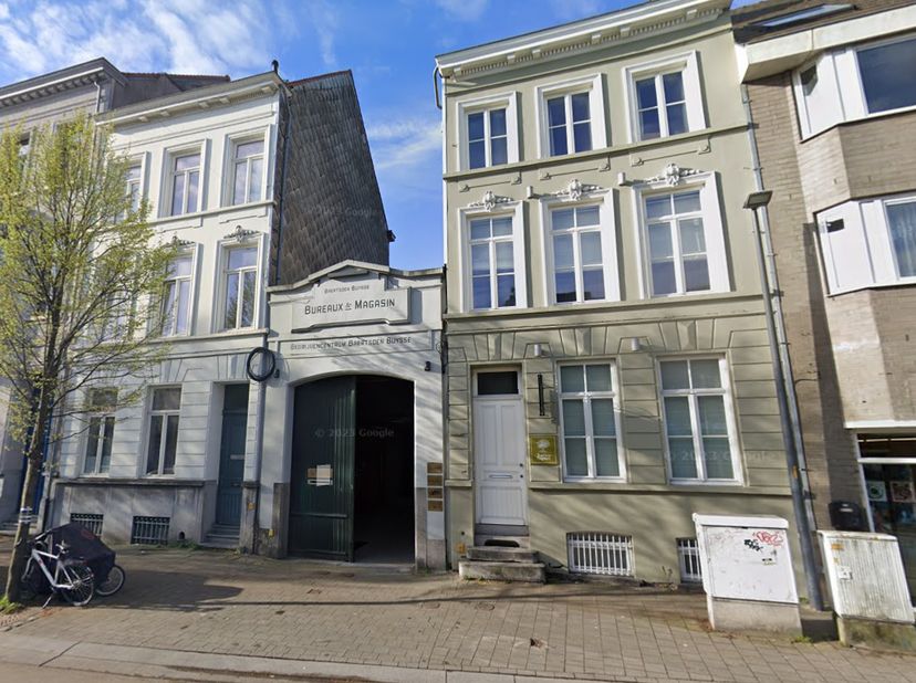 Deze atelierruimte van 170 m² is gelegen op verdieping -2 van een 19e-eeuwse textielfabriek en maakt deel uit van het project Ateliers Baertsoen Buyss