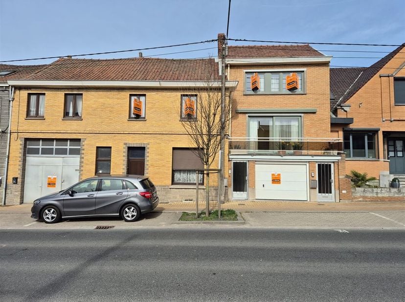 Maison deux façades composée comme suit : hall d&#039;entrée, un salle et une salle à manger, un second salon, une cuisine semi-équipée, une salle de bain