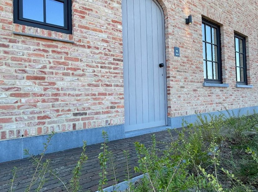 Luxueuze nieuwbouw met aangelegde tuin!&lt;br /&gt;
Welkom thuis in deze magnifieke nieuwbouwwoning, gelegen in het gegeerde Oostakker nabij het centrum en