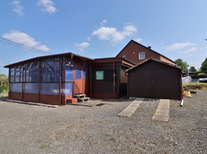 MCA Immobilier vous propose cette caravane aménagée en chalet située à Noiseux. Particularité : un permis d&#039;urbanisme pour la construction d&#039;une maiso