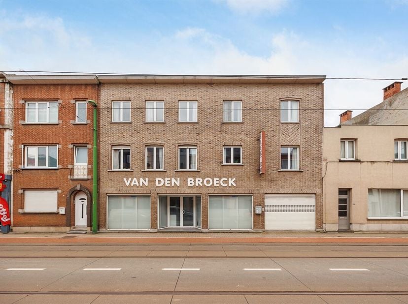 Commercieel handelspand en duplexappartement met 6 slaapkamers en zuidelijk georiënteerd terras en tuin&lt;br /&gt;
Zin in het uitbaten van een handelszaak,