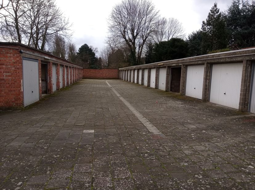 Uccle - Situé près de la maison communale d&#039;Uccle, box garages disponibles au prix de 130€/mois.