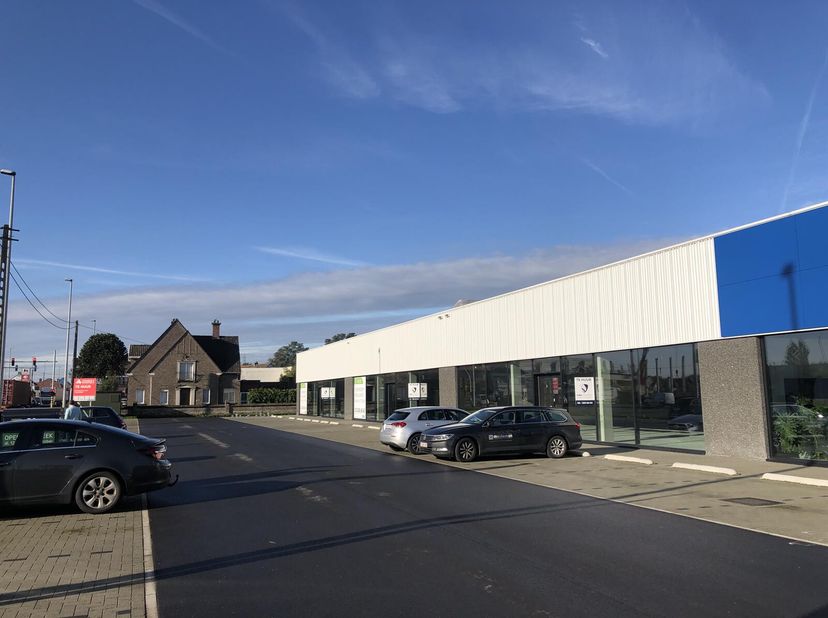 Nieuwbouw retailcomplex met 4 units gelegen op een commerciële ligging in Waregem.De ruimtes zijn voorzien van een polybetonvloer, steeldeck, automati