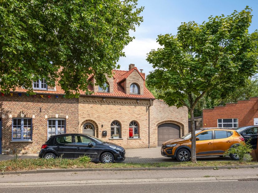 In Halmaal, kortbij het centrum van Sint-Truiden, vinden we deze instapklare gezinswoning met onderhoudsvriendelijke tuin die veel privacy biedt.&lt;br /
