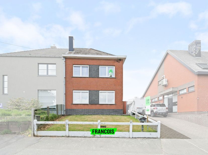 À Sint-Maria Oudenhove, une section de Zottegem, nous vous proposons cette imposante maison semi-détachée. La disposition est la suivante : un hall d&#039;