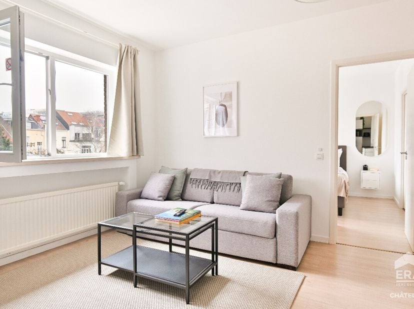 ERA CHATELAIN biedt u dit volledig gerenoveerde appartement van 95 m², ideaal gelegen in de Europese wijk in Brussel, op een steenworp afstand van het