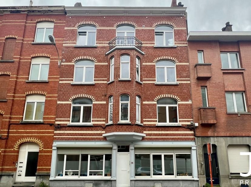 Maison unifamiliale située dans un quartier dynamique de Schaerbeek à deux pas du Square Riga et du Parc du Hamoir, ce bien bénéficie d&#039;une excellente