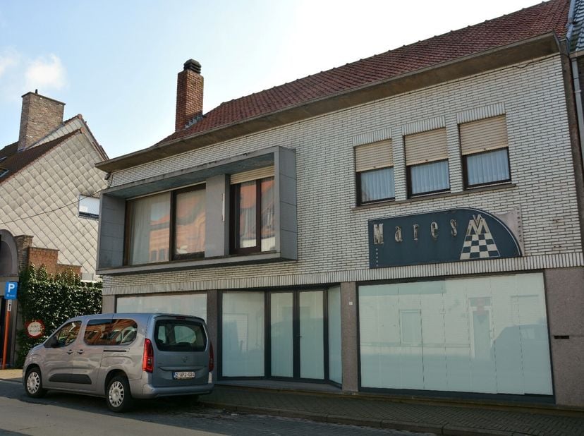 Dit op te frissen handelspand met woonst is gelegen op een perceel van maar liefst 400 m² in hartje Oudenburg nabij alle voorzieningen en beschikt ove