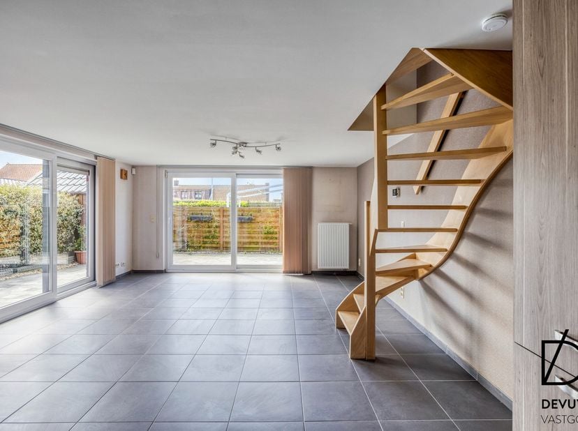 Deze verrassend ruime en instapklare vakantiewoning met 3 slaapkamers ademt sfeer en gezelligheid uit. Deze parel is ideaal gelegen in het familie vri