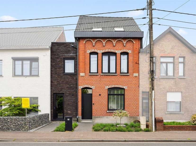 Maison entièrement rénovée avec 3 chambres, jardin et terrasse couverte&lt;br /&gt;
La façade avant classique a été conservée, mais sinon presque tout le re