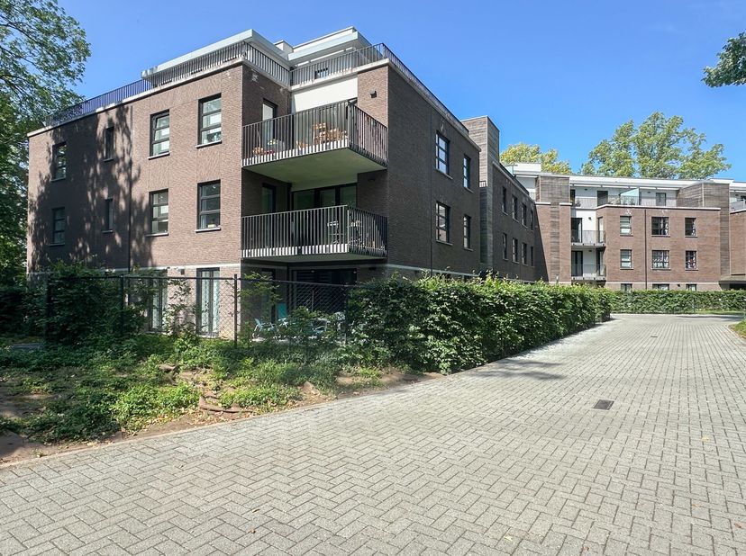 BRAINE-L&#039;ALLEUD, quartier Merbraine. Agréable APPARTEMENT (3ch/1sdb/1sdd) de ±100m². Il se compose d&#039;un hall d&#039;entrée avec toilettes invitées, spacieu