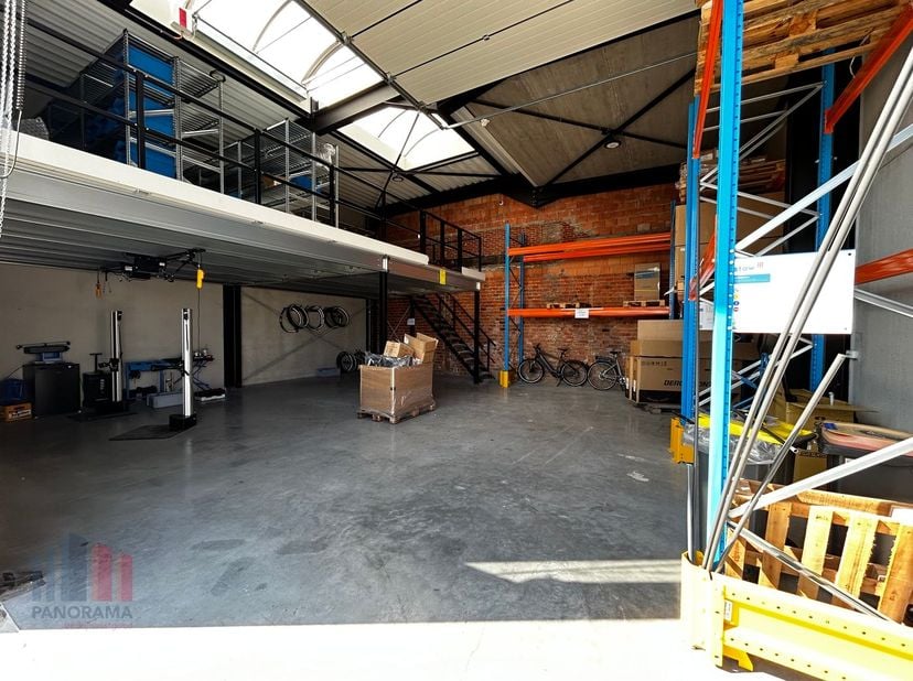 Moderne magazijnruimte van 110 m² met een automatische poort  en een vrije hoogte van 7 meter. Het dak is goed geïsoleerd, voorzien van een steeldeck