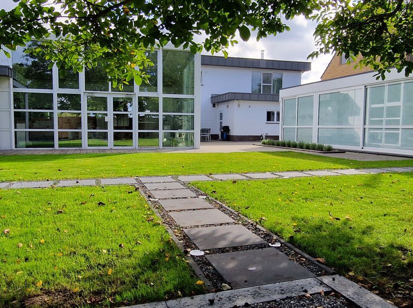 Maison très généreuse à usage mixte avec de nombreuses possibilités telles que maison kangourou ou location partielle. Plus de 450 mètres de surface h