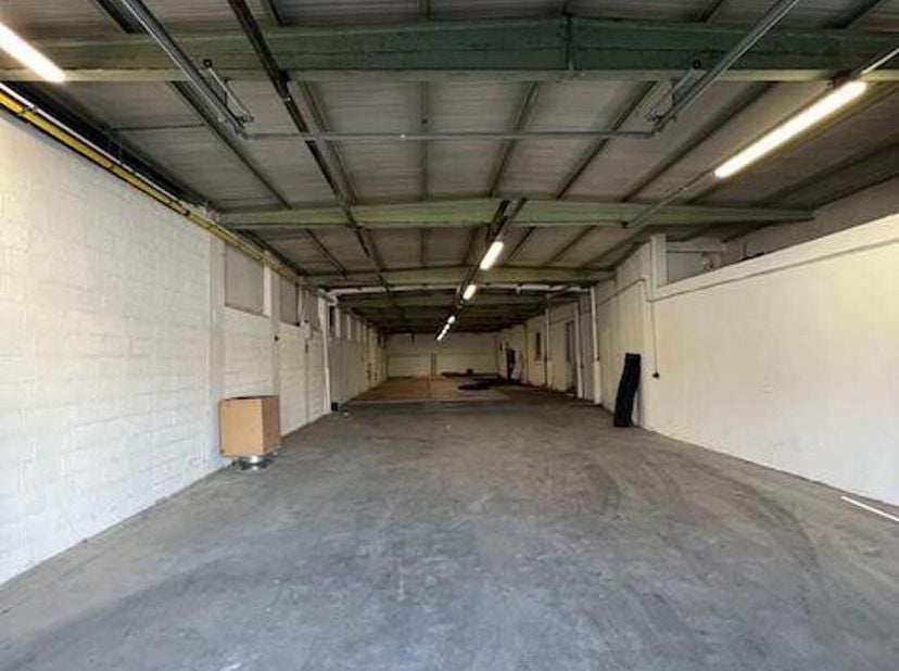 À louer : entrepôt sécurisé à Marcinelle Proche de Charleroi et des axes autoroutiers (R9-E420-A503-N577-N53), de la gare et du centre ville&lt;br /&gt;
Sit