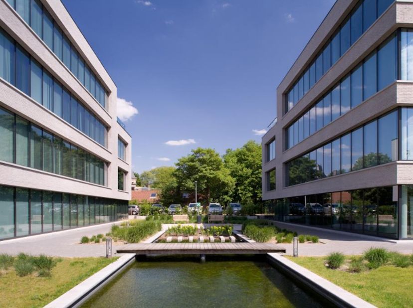 Des bureaux modernes et lumineux dans le zoning industriel Malines-Nord. Facilement accessible par E19.&lt;br /&gt;
  Hors charges et taxes&lt;br /&gt;
   Des pla