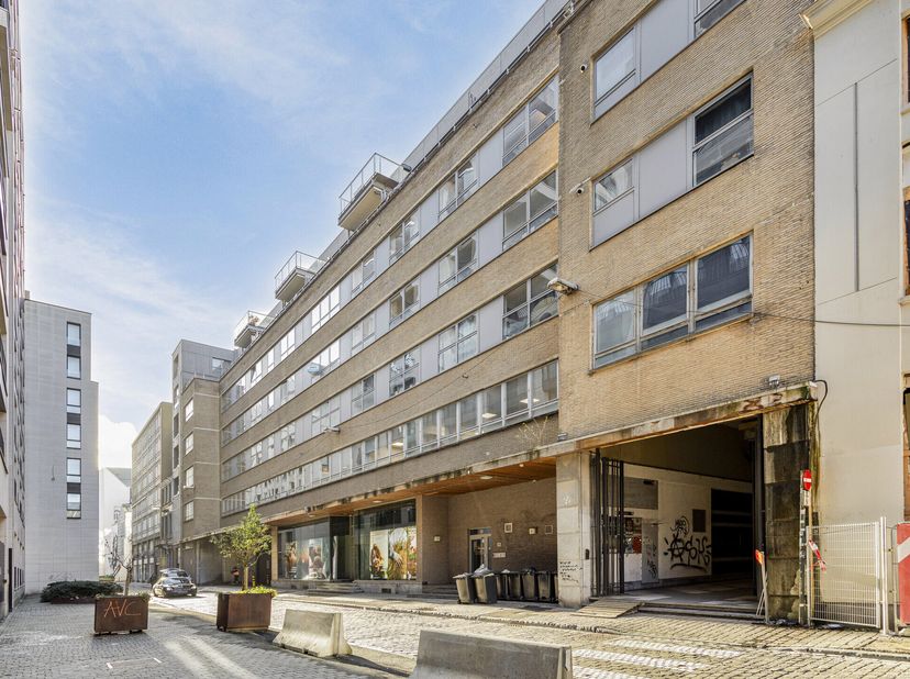 In de levendige wijk van de Nieuwstraat, het Martelarenplein en de Wolvengracht, in de Zilverstraat 6 te Brussel, vind je dit ruime appartement te koo