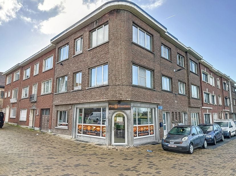 Met een fantastische zichtbaarheid vlakbij centrum, A12 en diverse scholen staat je zaak ongetwijfeld voldoende in de picture.&lt;br /&gt;
Veel parking voor
