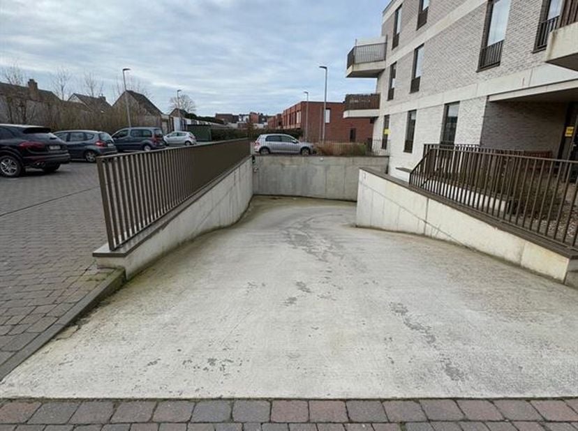 Staanplaats in het centrum van Sint-Niklaas&lt;br /&gt;
Deze ondergrondse autostaanplaats is gelegen aan de Lindestraat, Lamstraat en Antwerpse Steenweg. &lt;b
