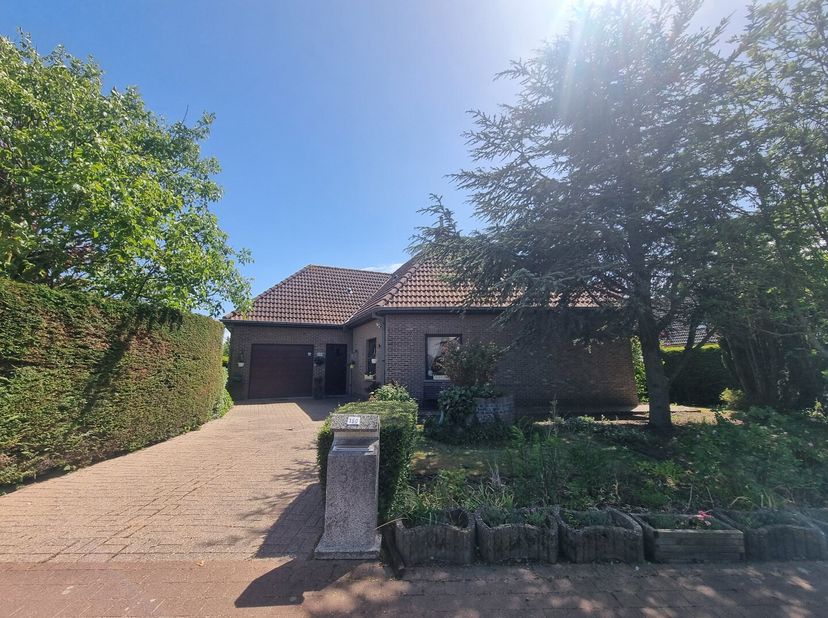 Cette charmante maison individuelle à Duinbergen offre un potentiel exceptionnel pour ceux qui recherchent de l&#039;espace, de la lumière et une base soli