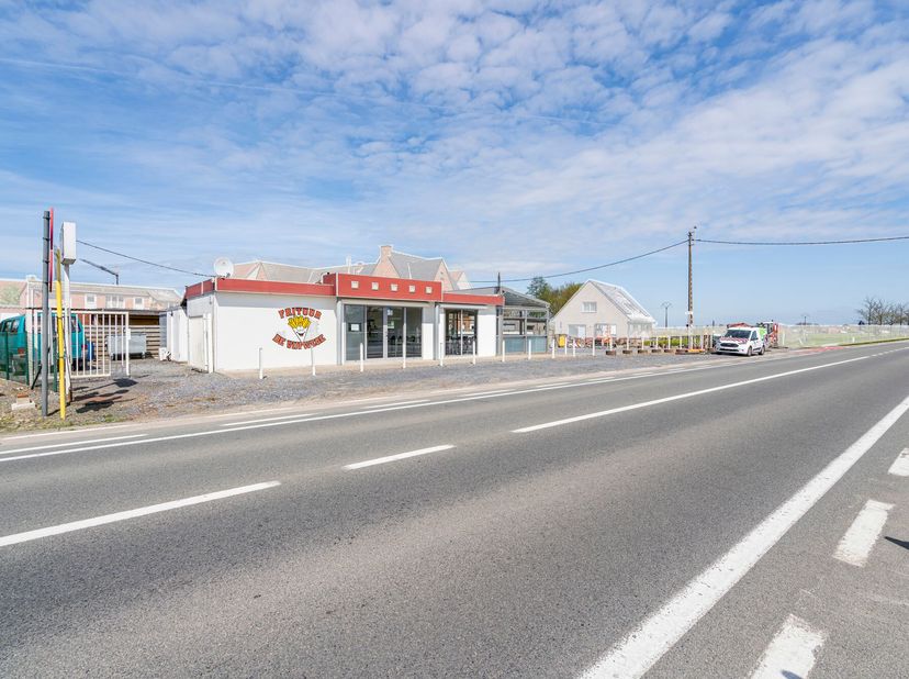 Sur la route de liaison d&#039;Ichtegem à Dixmude se trouve ce terrain à bâtir de 590 m².&lt;br /&gt;
Ce terrain peut être utilisé à la fois pour l&#039;habitation et