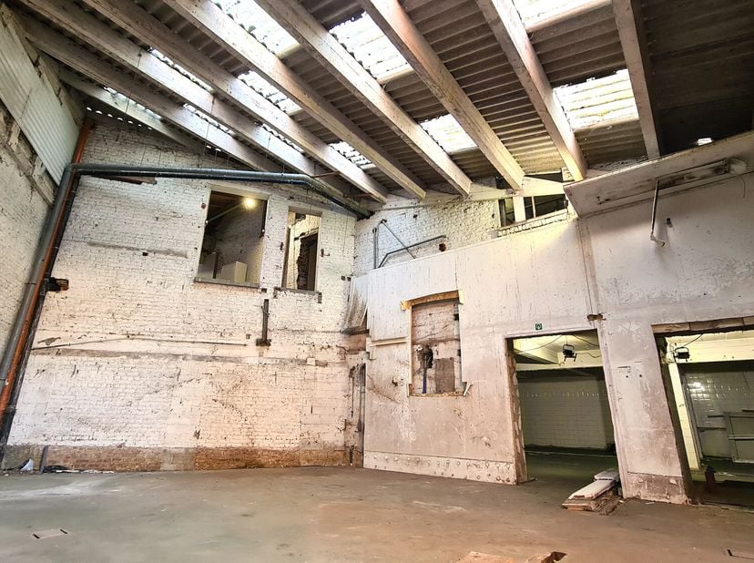 Découvrez les possibilités de cette ancienne chocolaterie de caractère, &quot;Meyers,&quot; avec une impressionnante surface totale de 1 200 m². Cette propriété