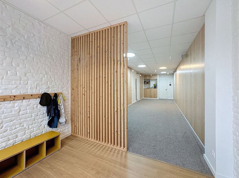 Vlakbij de Chaussée de Wavre - Gemengde ruimte van +/- 60m² op de begane grond bestaande uit: een eerste ontvangstruimte van +/- 14m², een tweede grot