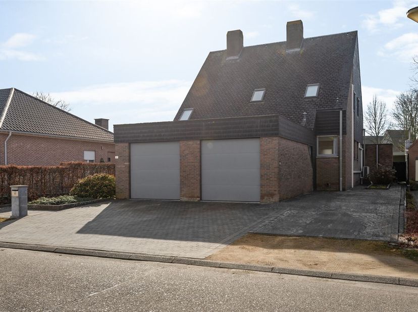 Open bebouwing met 4 slaapkamers en Z-tuin in Hulshout&lt;br /&gt;
Ligging: De woning is gelegen in een rustige straat, ideaal voor gezinnen met kinderen. W