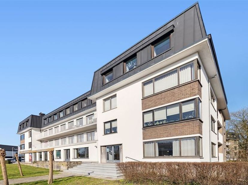 Appartement lumineux dans une petite résidence bien entretenue à proximité de tous les grands magasins, commerces, écoles, transports publics, accès a