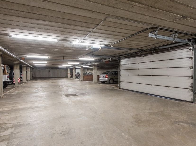 We vinden deze ondergrondse autostandplaats terug in Residentie Galmbrem op het Sint-Katarinaplein 9-11 te Hasselt. Op slechts enkele honderden meters