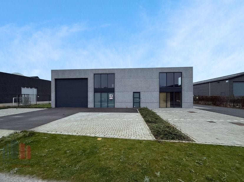 Het bedrijfsgebouw heeft een terreinoppervlakte van 1.679 m² en is uitstekend gelegen met snelle toegang tot de E34 via de N44 (ongeveer 8 km) en de N