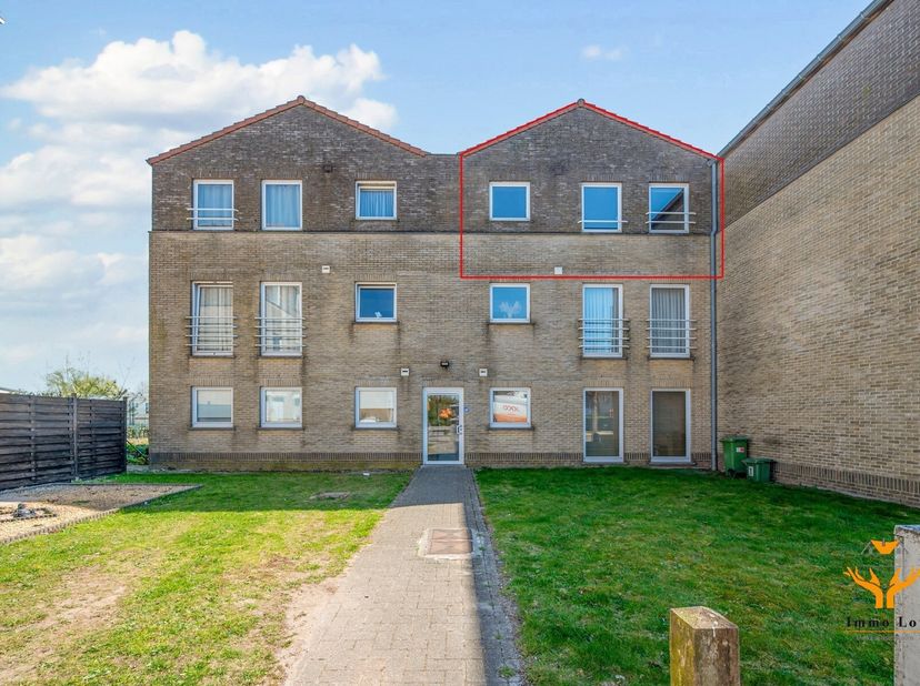 Bent u op zoek naar een appartement met potentieel, op een centrale en tegelijk rustige ligging? Dan is dit appartement op de tweede verdieping, met e