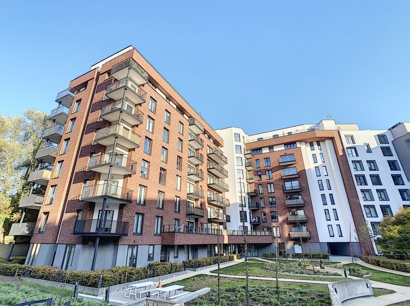 Lumineux appartement 1 chambre de 60 m² + terrasse 10 m² situé au rez de chaussée étage d’un immeuble récent, bâti en 2017, La Résidence The Inside. I