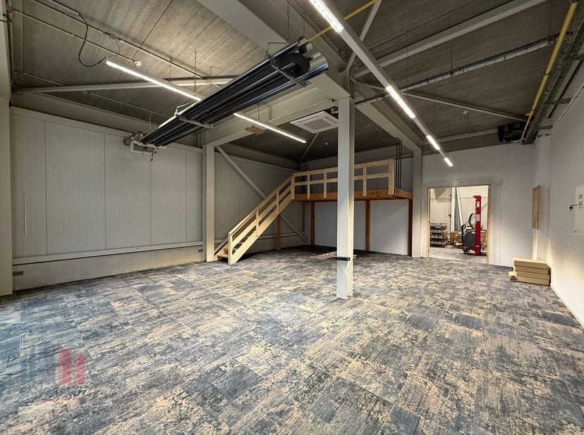 Bâtiment industriel récent (2018) fantastiquement situé, composé de 186 m² d&#039;espace de stockage combiné à 228 m² de bureaux à loué à proximité de la K