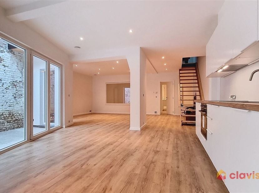 SCHAERBEEK / Idéalement située à 500m du Square Ambiorix&lt;br /&gt;
Clavis Immo vous propose cette superbe maison 2 à 3 chambres de ±160m², avec jardin et