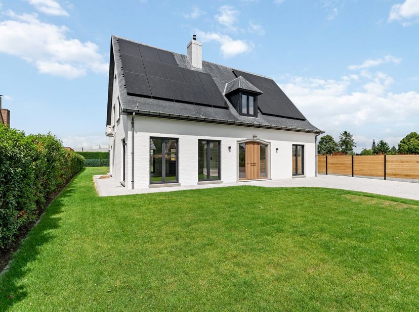 Deze vrijstaande villa nabij het centrum van Hoogstraten op perceel van 968 m² kende in 2025 een totaalrenovatie. Ze is voorzien van een hoogwaardige