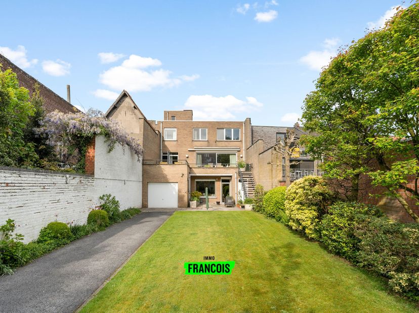 Droomt u van een pand waar u wonen en werken perfect kunt combineren? Dan is deze unieke woning in Wevelgem absoluut de ideale keuze voor u! Deze char