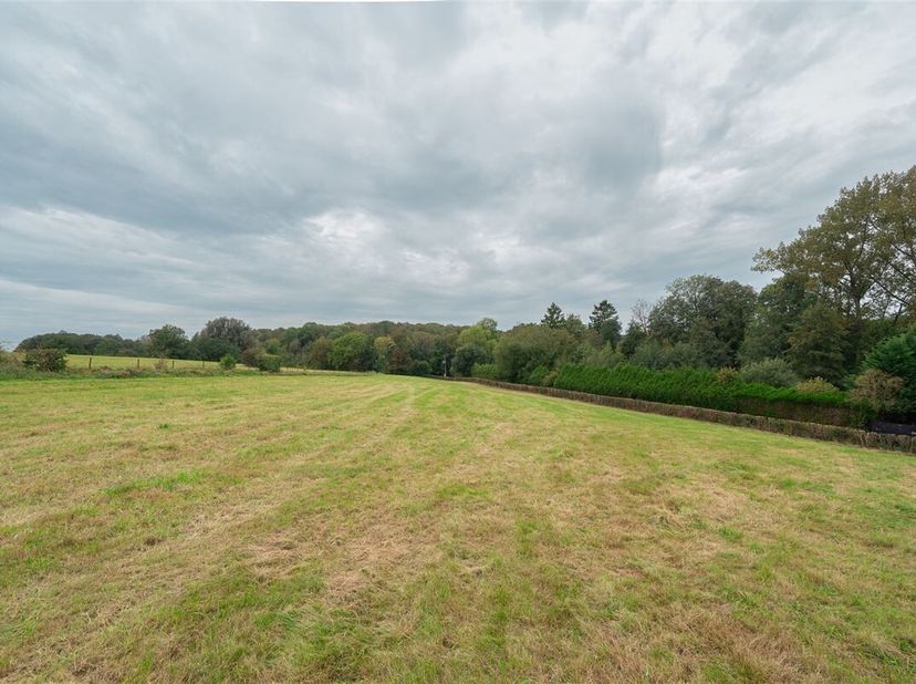 LAgence Immobilière PETYT vous propose ce terrain idéalement situé à Rosée, un village où il fait bon vivre, à seulement 10 minutes du centre de Flore