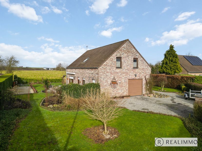 Deze charmante, goed onderhouden villa is gelegen in een residentiële en kindvriendelijke wijk in Néchin.&lt;br /&gt;
De woning bevindt zich op een mooi per