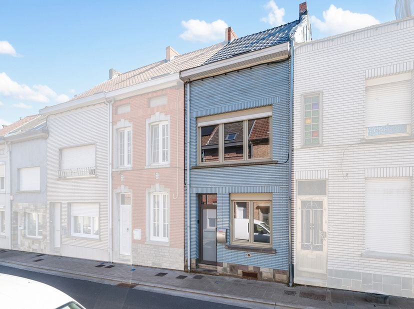 Cette charmante maison a été entièrement rénovée au fil des ans et est prête à accueillir un nouveau propriétaire. Par exemple, la toiture a été entiè