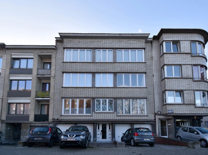 TRIOR Jette vous propose à proximité de la Place Cardinal Mercier, cet appartement lumineux situé au 2ème étage,  à rénover entièrement, comprenant :