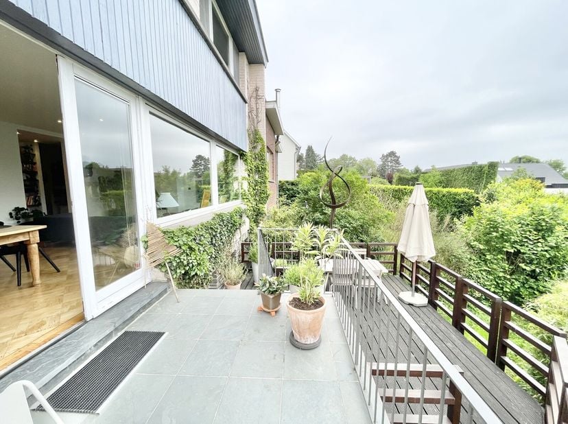 EXCLUSIEF biedt VICTOIRE-JUNOT u te Ukkel aan: prachtige woning met 3 gevels van +- 272 m² woonoppervlakte, gelegen in een rustige wijk, aan de rand v