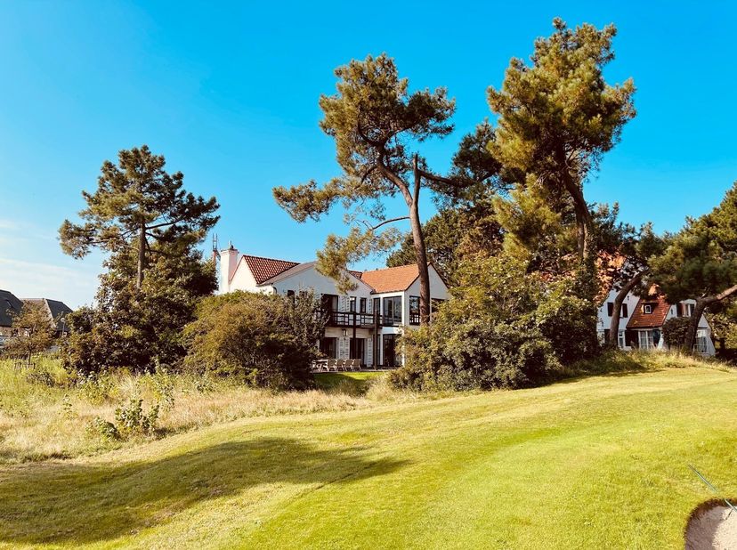 TE HUUR: Alleenstaande villa met panoramisch zicht op de Royal Zoute Golf!&lt;br /&gt;
Indeling: inkom met vestiaire en gastentoilet.&lt;br /&gt;
Living en ruime