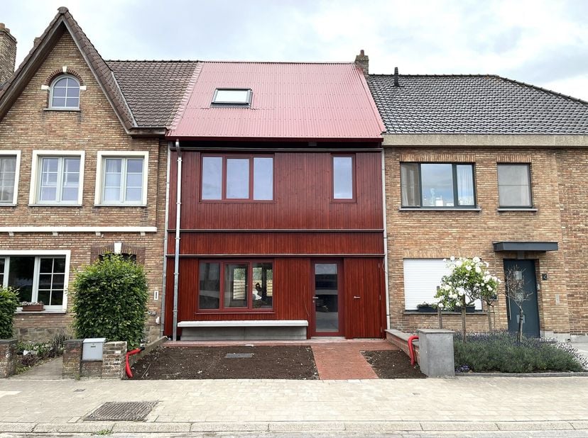 Deze volledig gerenoveerde woning combineert comfort, duurzaamheid en een stijlvolle afwerking. Met oog voor energiezuinigheid en het gebruik van kwal