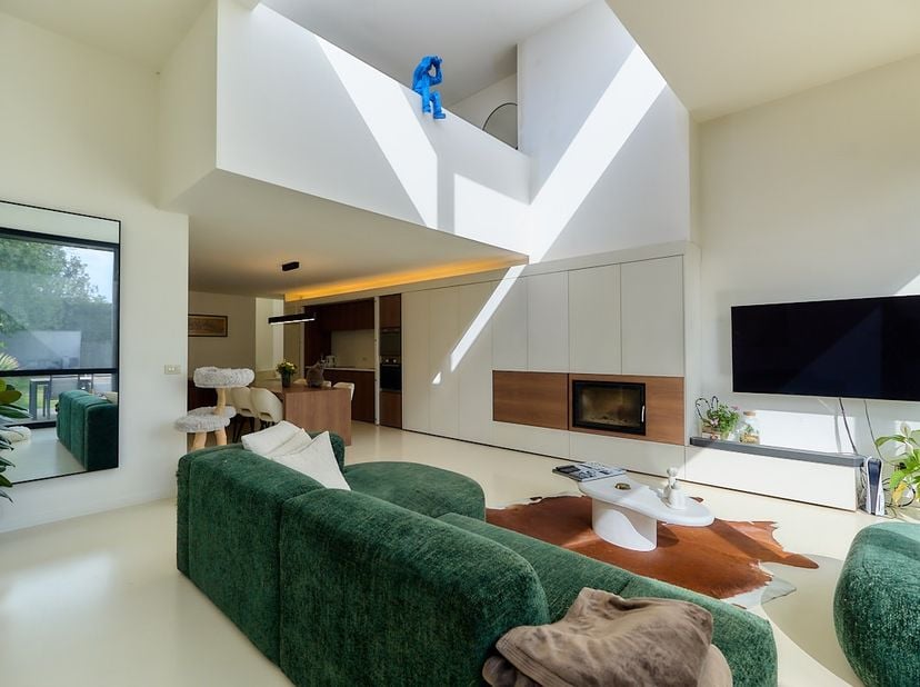 Ontdek deze strakke architectenwoning, ontworpen door Hildegard Desmet voor zichzelf. Met een bewoonbare oppervlakte van 138 m² op een perceel van 350