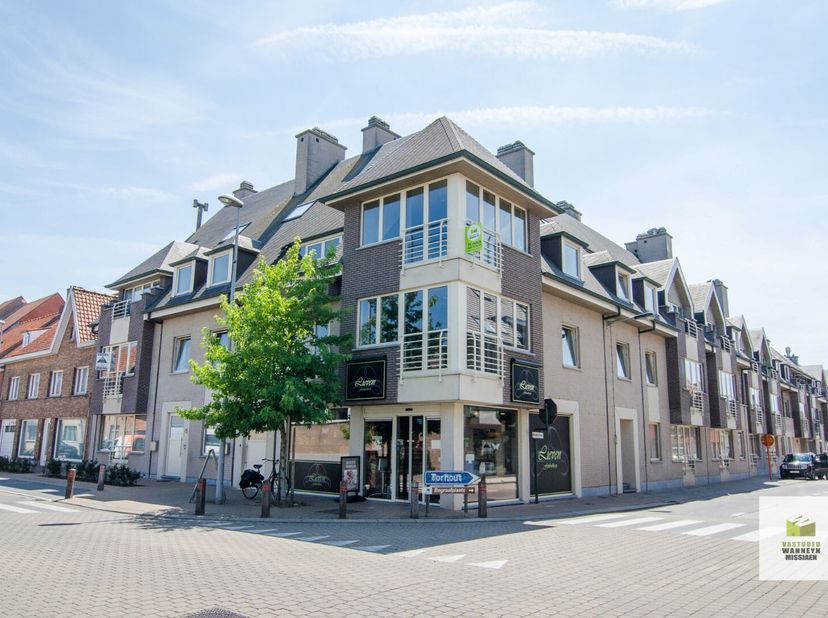Zeer ruime en lichtrijke duplex met 3 slaapkamers en garage in met zicht op de kerk van Veldegem.&lt;br /&gt;
Indeling: inkomhal met ingebouwde vestiairekas