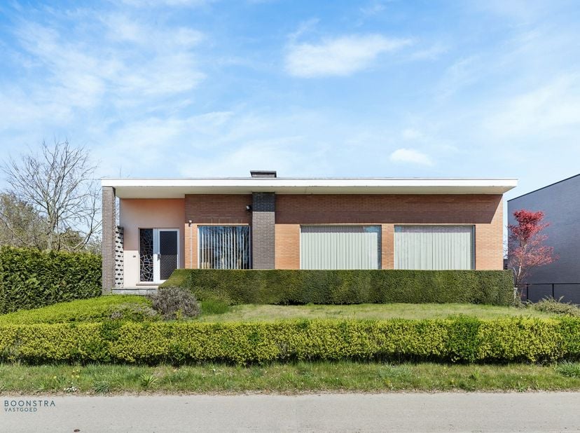 Op een uitstekende locatie te Putte bevindt zich deze ruime woning met 3 slaapkamers op een perceel van 790 m². Deze woonst met een bewoonbare oppervl