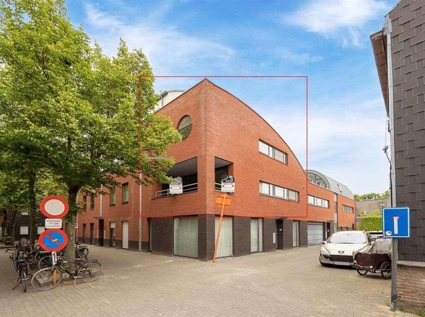 Instapklaar duplex appartement in hartje Sint-Niklaas op toplocatie!&lt;br /&gt;
Deze instapklare woonst biedt maar liefst 3 slaapkamers, 2 badkamers, een t