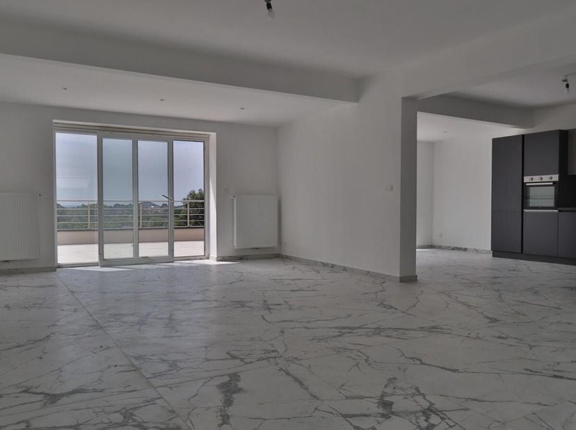 Découvrez ce magnifique penthouse situé au deuxième étage, une opportunité rare alliant confort et commodité. Idéalement agencé, cet appartement lumin